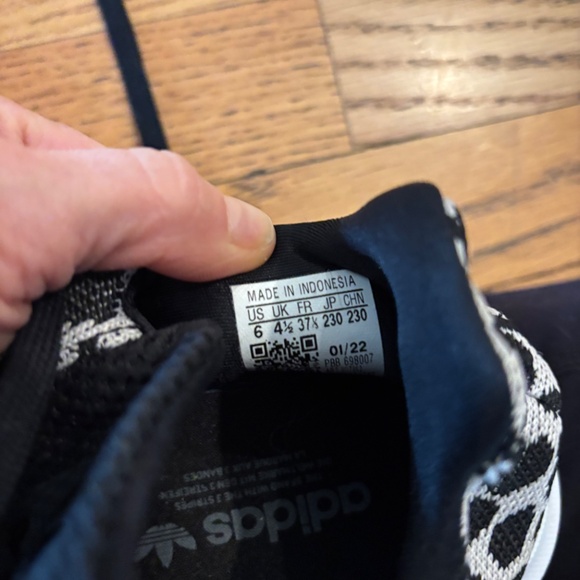 Women’s lightweight size 6 Adidas, tennis shoes - Picture 4 of 4